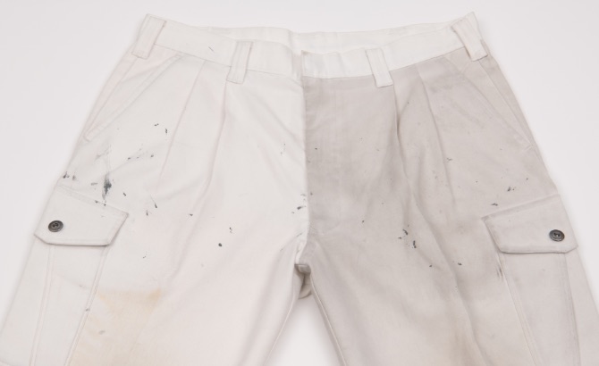 Left: TECHNOCLEAN™ treated fabric, Right: Untreated fabric